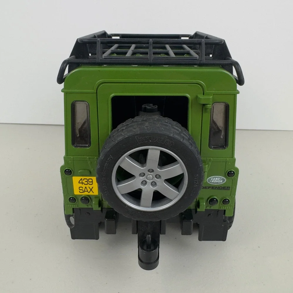 Bruder Land Rover Defender Station Wagon Green 1:16 Scale Toy Vehicle 02590 11in
